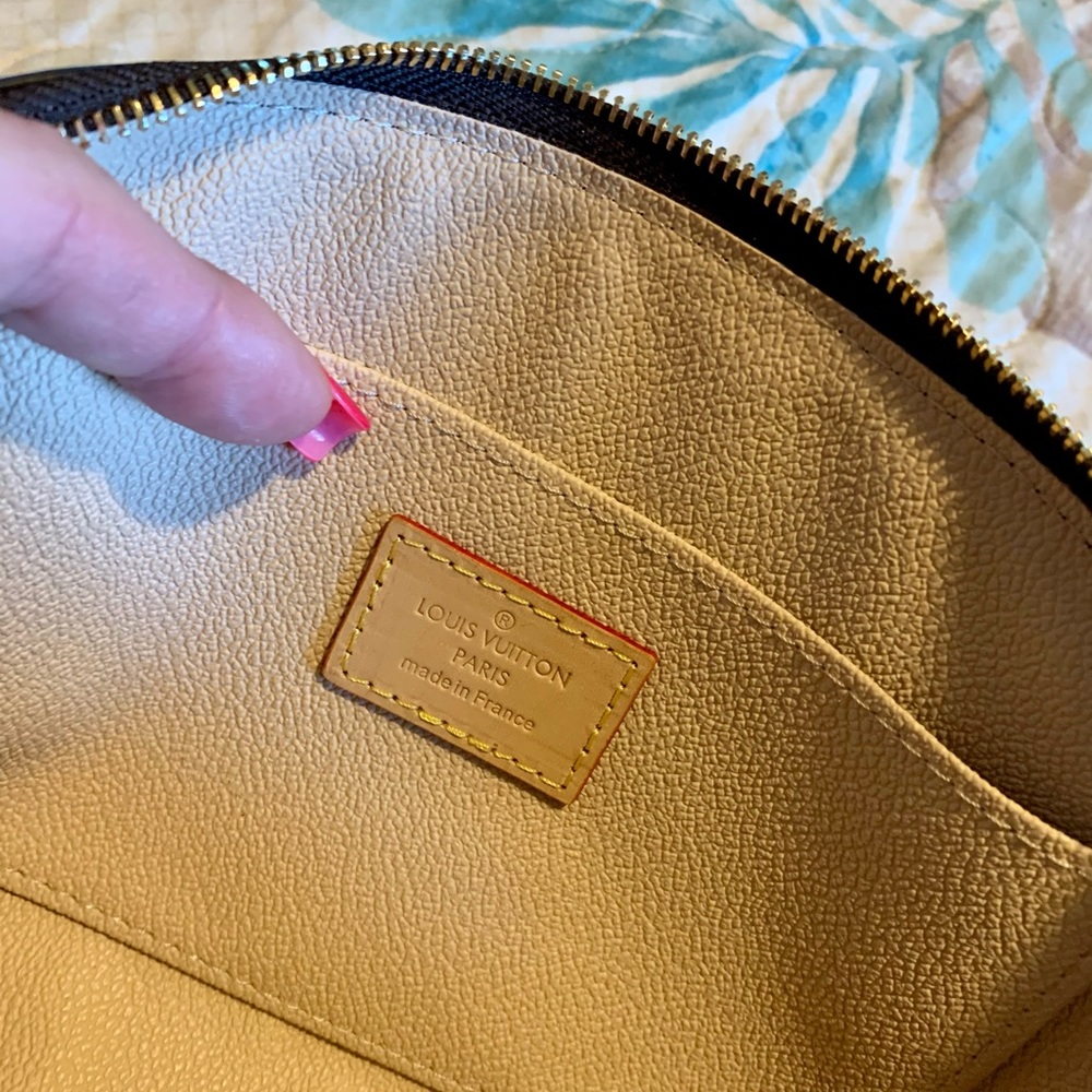 Louis Vuitton Cosmetic Bag GM - Picture 7 of 16